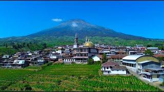 INDAH DI BAWAH GUNUNG YANG MEGAH