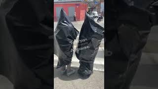 Новый тренд молодежи в Астрахани. Переходить перекрестки в мусорных пакетах. В чём прикол?