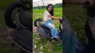 Girl Hard Revving Kinetic Honda #girlrider #kinetic @khanduribabavlogs