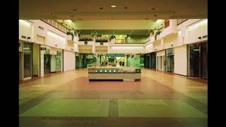 Tears for Fears- Everybody wants to Rule the World (playing in an empty shopping centre)