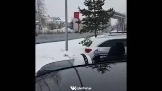 В город пришел медведь и погнался за мужчиной!