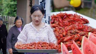 Spicy Garlic Crayfish | Delicious crayfish cures the summer heat and tells us to live in the moment.