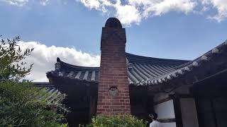 경주(교촌한옥마을)Gyeongju Hanok Village 한국의 기와집과 굴뚝의 아름다운 선. 한복입은 사람들의 모습