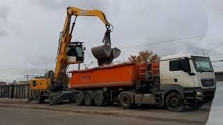 Sprawny rozładunek wagonów z tłuczniem LIEBHERR LH30