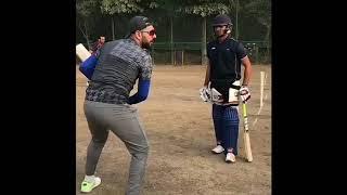 Yuvraj Singh teaching some technique to youngsters