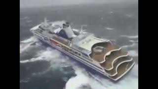 Круизный лайнер попал в шторм, взгляд снаружи судна и внутри. Cruise ship caught in a storm