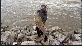 FISHING DAM BOILS (GIANT FLATHEAD CATFISH CAUGHT)