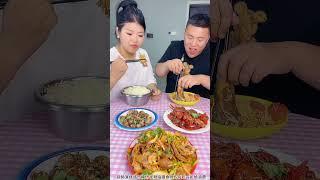 蠢老公以为抢到了肉棒骨，不料其实我有两个，他气坏了