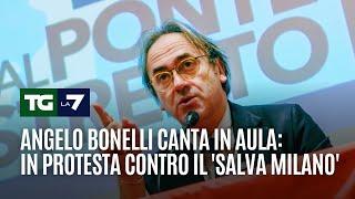 Angelo Bonelli canta in Aula, in protesta contro il 'Salva Milano'