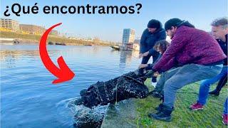 ¡La Policía no puede creer lo que encontramos en el río! Pesca con imán gigante)