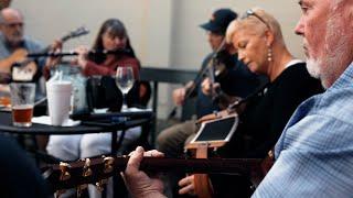 An seisiún ceoil traidisiúnta na hÉireann ag The Cottage Irish Pub i Melbourne, FL.