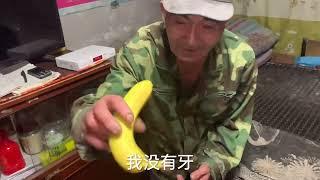 哈尔滨生意不好做，房子卖了一身轻松，买红肠看爸妈不禁湿润眼眶