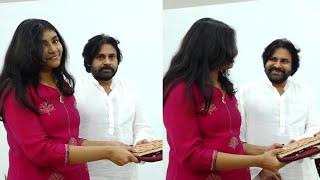 Pawan Kalyan & His Daughter Aadya Visits Lepakshi Kalamkari Bag And Wooden Dolls Art Work