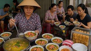 Choáng ngợp xe bún mì vàng bán ở khu phố người Hoa khách ngồi ăn kín ghế