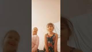 Анжелика не удержалась и засмеялась из этого танца