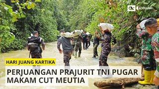 Prajurit TNI Pikul Material Bangunan Pugar Makam Cut Meutia