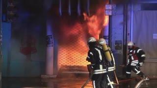 [FLASHOVER WÄHREND BRANDBEKÄMPFUNG]- 8 Feuerwehrleute verletzt | Großbrand | Vollbrand | Großeinsatz