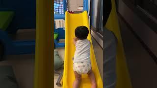 미끄럼틀을 거꾸로 오르려는 어린이ㅋㅋㅋ すべり台を逆から上がっていく1歳児 #shorts #baby #아기 #한일커플
