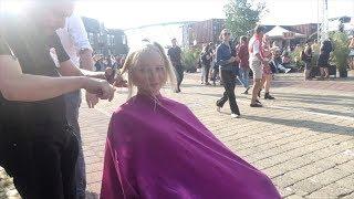 A long to short bob haircut on the street in Nijmegen