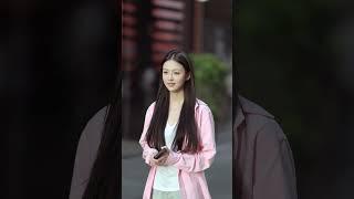 她走在街上，每一步都写着克制的高级感｜生活实拍　#文艺感女生 #松弛气质
