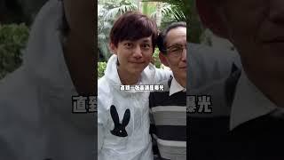 何炅为何会在晚会上泪眼婆娑？一张高清照曝光，才明白忠孝两难全