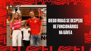 Diego Ribas se despede de funcionários na Gávea