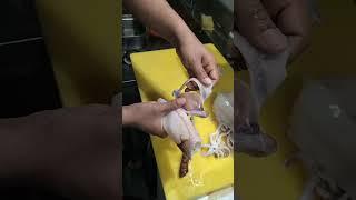 come si pulische calamari per sushi.           how to clean squid for sushi.