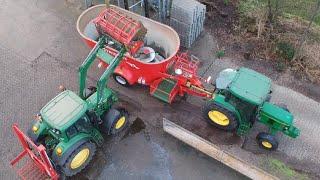 Feeding cattle JD & Trioliet