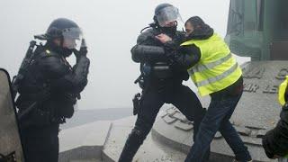 France proposes €300 bonus to police on duty for Yellow Vest protests