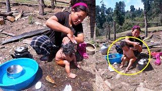 Jonson taking bath in middle shelter || Mom Jina making bath to Jonson@Sanjipjina