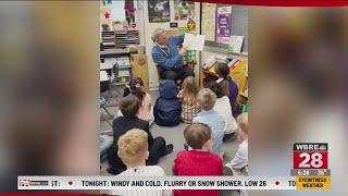 28/22 Sports Anchor Nick Zelaya Reads to Kids at Howard Gardner MI Charter School