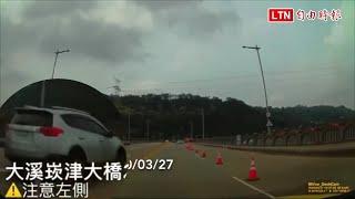 瘋了？網友直擊崁津大橋休旅車逆向險撞砂石車…驚呼嚇死了(翻攝自「爆廢公社」粉絲團)