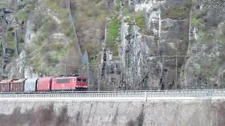 (HD) Ein Regionalexpress der DB begegnet einem Güterzug im Rheintal