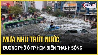 Mưa như trút nước suốt nhiều giờ, đường phố ở TP.HCM biến thành sông | Báo VietNamNet