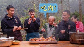 Chef Wang cooks a whole pot of pork feet, legs, heat and tail to treat meat lover Uncle!