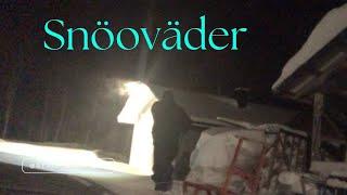 Snöoväder blåser och snöar