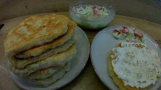 Za doručak pravim lepinje sa kajmakom i salatom,For breakfast, I make buns with cream and salad.