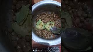 Eating githeri with avocado, MercyNguku The Global Traveller #worshipsongrewritten