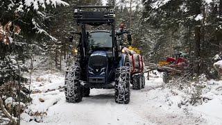 Skogsarbeid. utkjøring av tømmer Valtra a115 Igland 380 tømmervogn