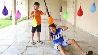 Learn colors with Water Balloons | Playing with Rafael