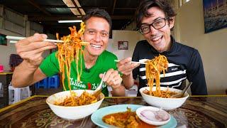 Thai Street Food BEEF KHAO SOI CURRY! Amazing Hidden Gem in Chiang Mai (ข้าวซอยลุงสุรินทร์)!