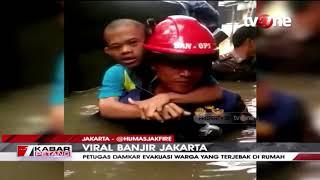 VIRAL! Aksi Heroik Petugas Damkar Evakuasi Korban Banjir