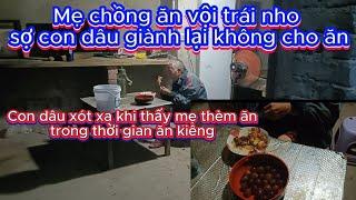 [354] Mẹ chồng ăn vội trái nho , sợ con dâu lấy lại không cho ăn