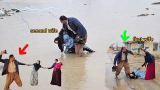 Heavy rain and flood: The second wife and husband run away from home by the first wife