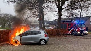 Prio 1 | Brandweer Hoogezand (01-0133 )  arriveert bij een autobrand aan de Mars in Hoogezand