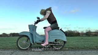 Kickstarting Cranking Girl Overknees Pink | Moped Schwalbe Mädel