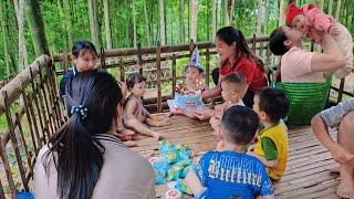 single mother takes her child to schoolGo harvest papaya to sell make your child's birthday