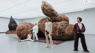 Nude visitors in excrement exhibition: provocative art from Viennese collective!