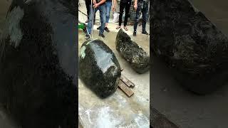 放置20年的翡翠原石切开后货主直接崩溃 #翡翠手镯 #翡翠 #綠a翡翠 #缅甸玉 #crystals #古玉收藏 #珠宝 #jade #翡翠手鐲 #satisfying