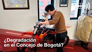 Influenciadores elegidos concejales de Bogotá juegan con moto en el recinto | Noticias UNO